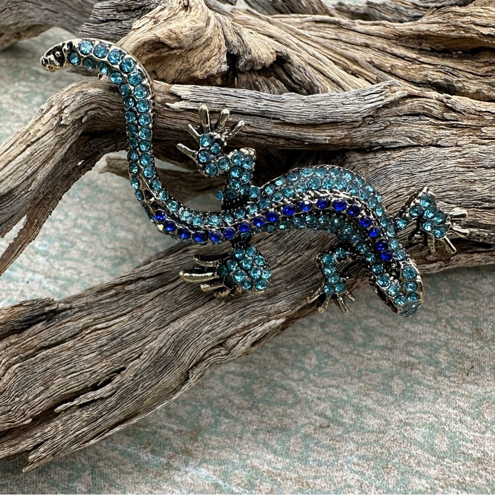 NWOT - Sparkling Lizard Brooch with Blue and Silver Accents